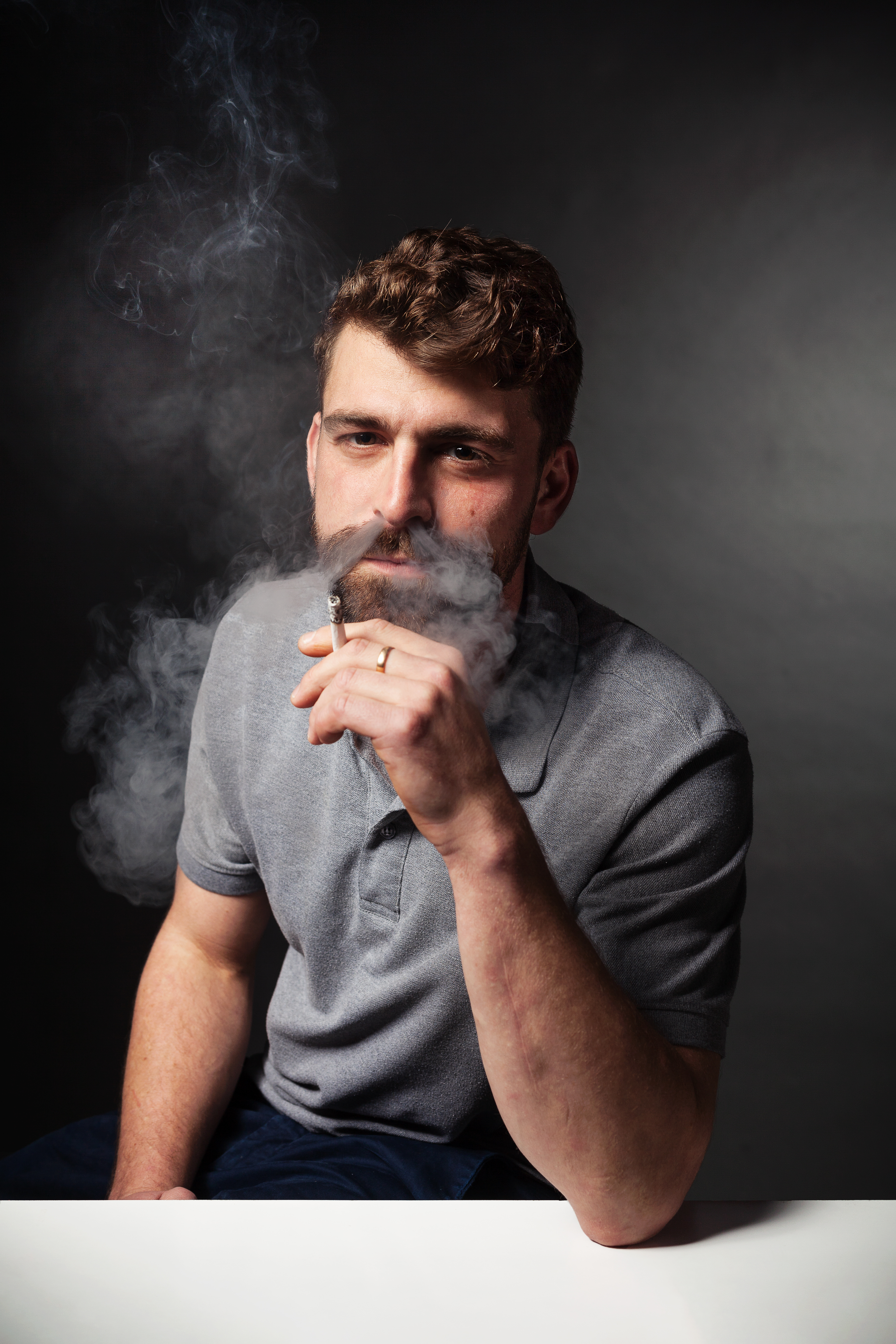 Photo Les Fumeurs Boris Portrait While Smoking