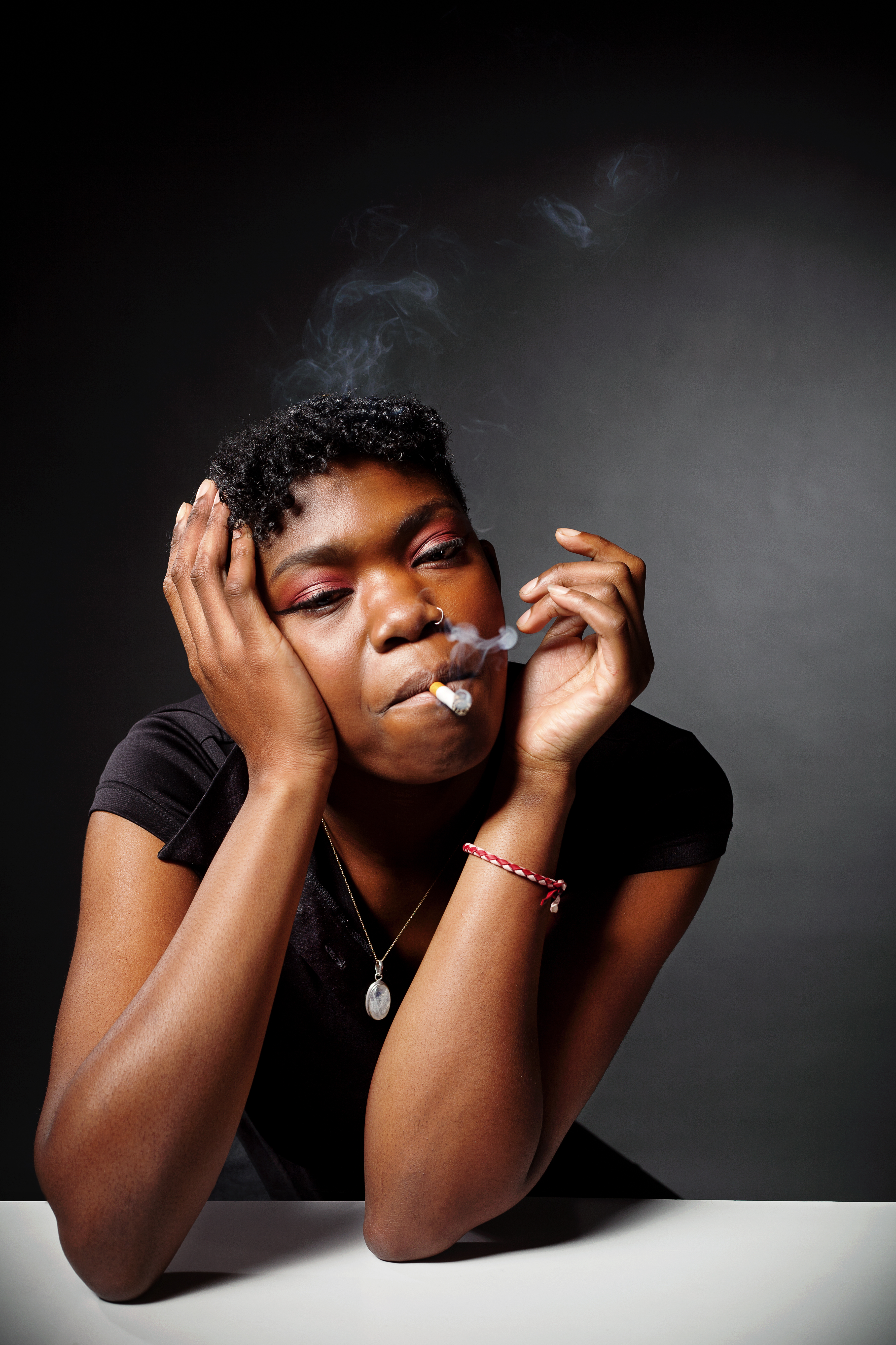 Photo Les Fumeurs Baby Sharon Portrait While Smoking