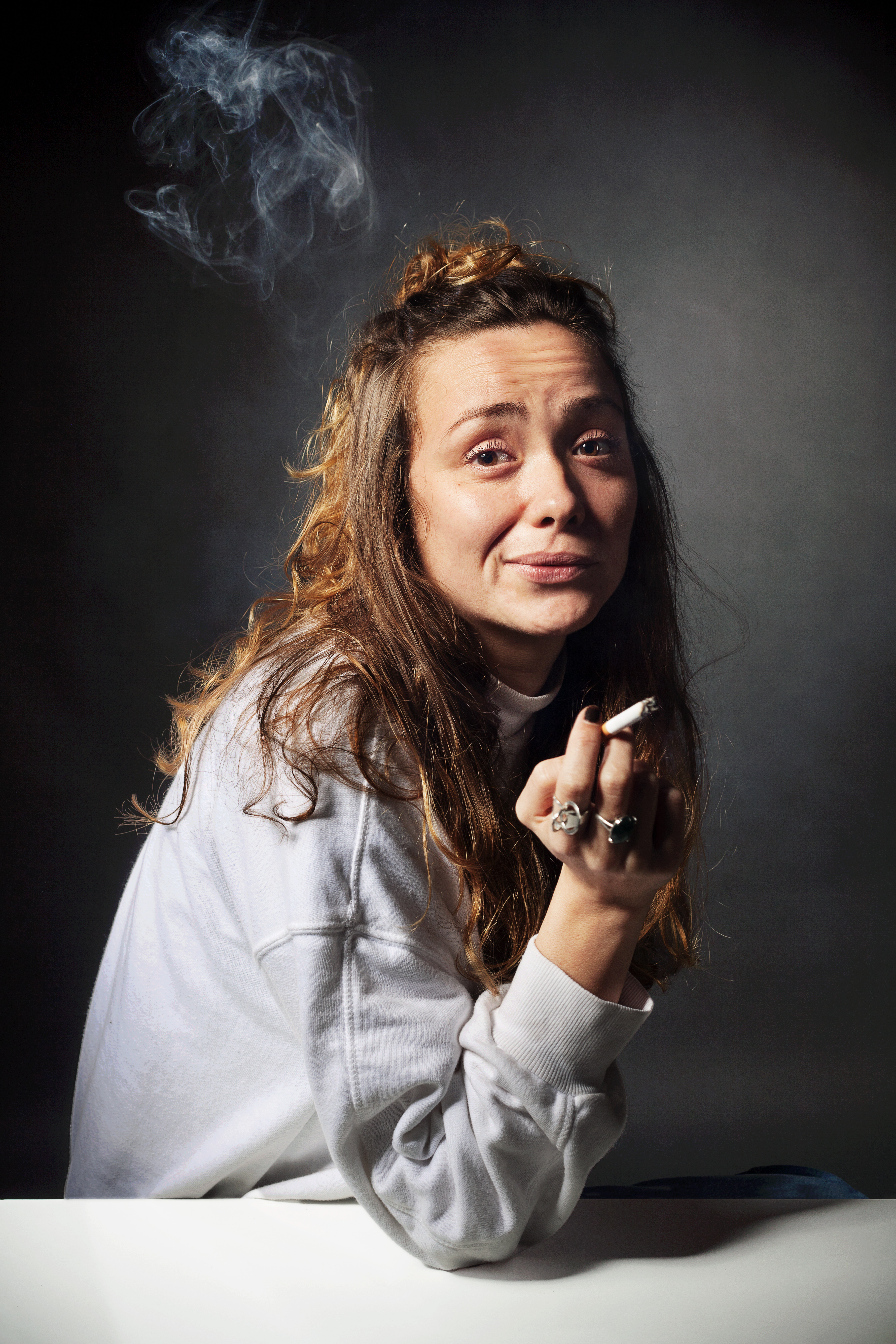 Photo Les Fumeurs Jeanne Portrait While Smoking